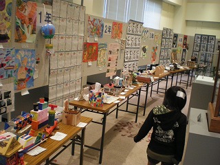 長与町文化ホールで小学生・中学生の作品展がありました